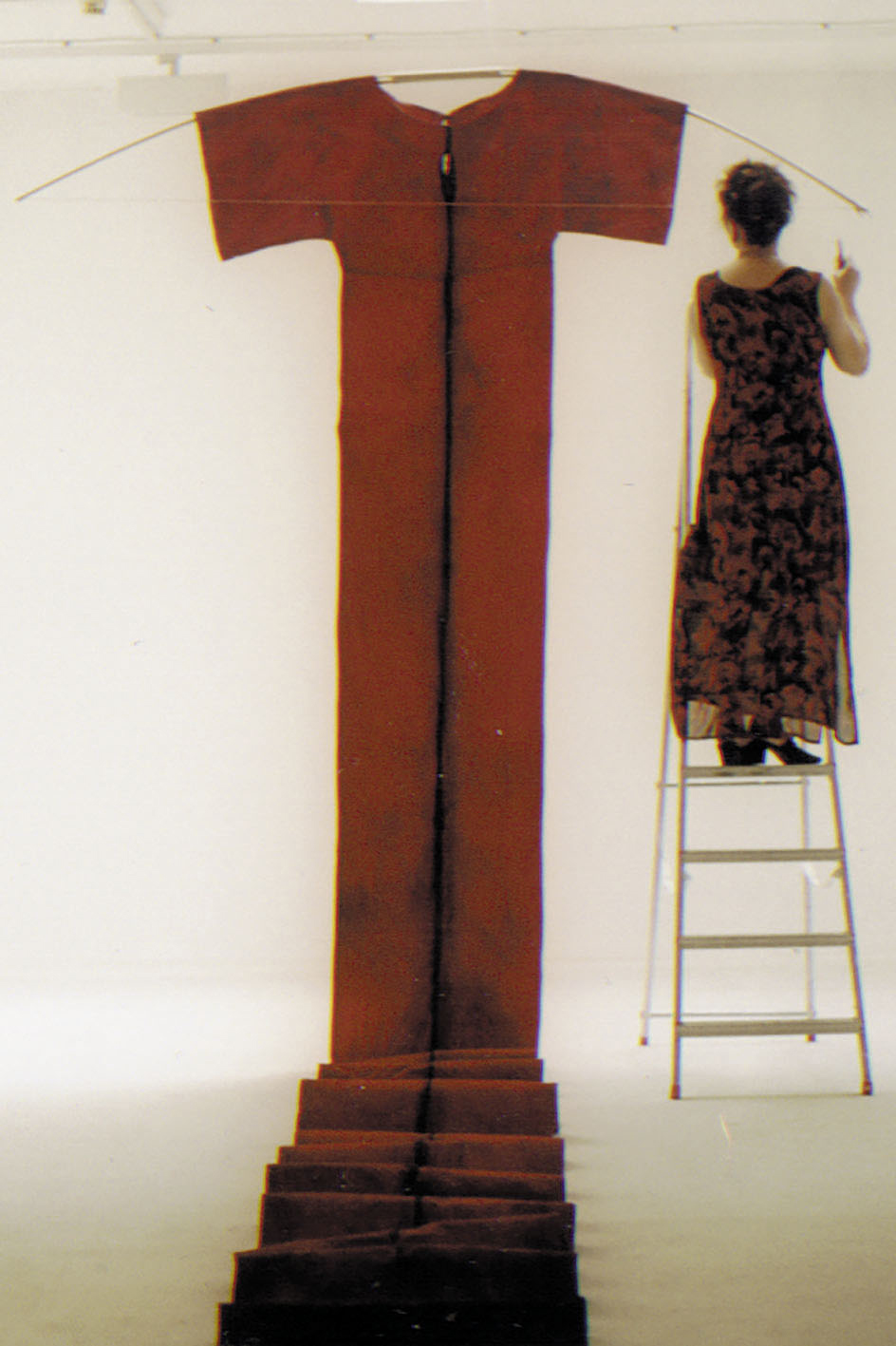 Monika Ortmann, artemis. Installation, 1999, Textil, Holz