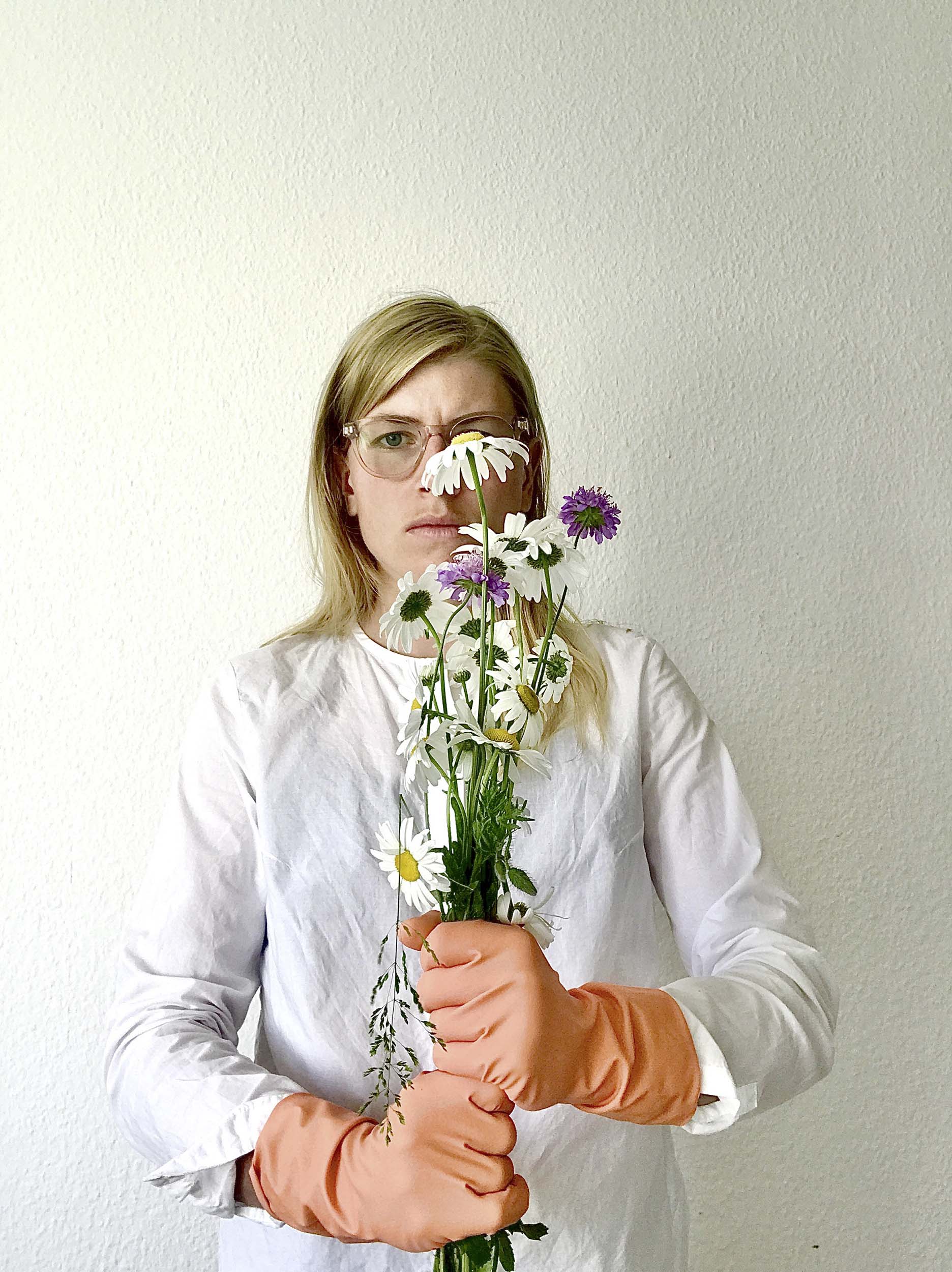 Juliane Borths, Filthy Flowers. 2021, Selbstbildnis, Selfie