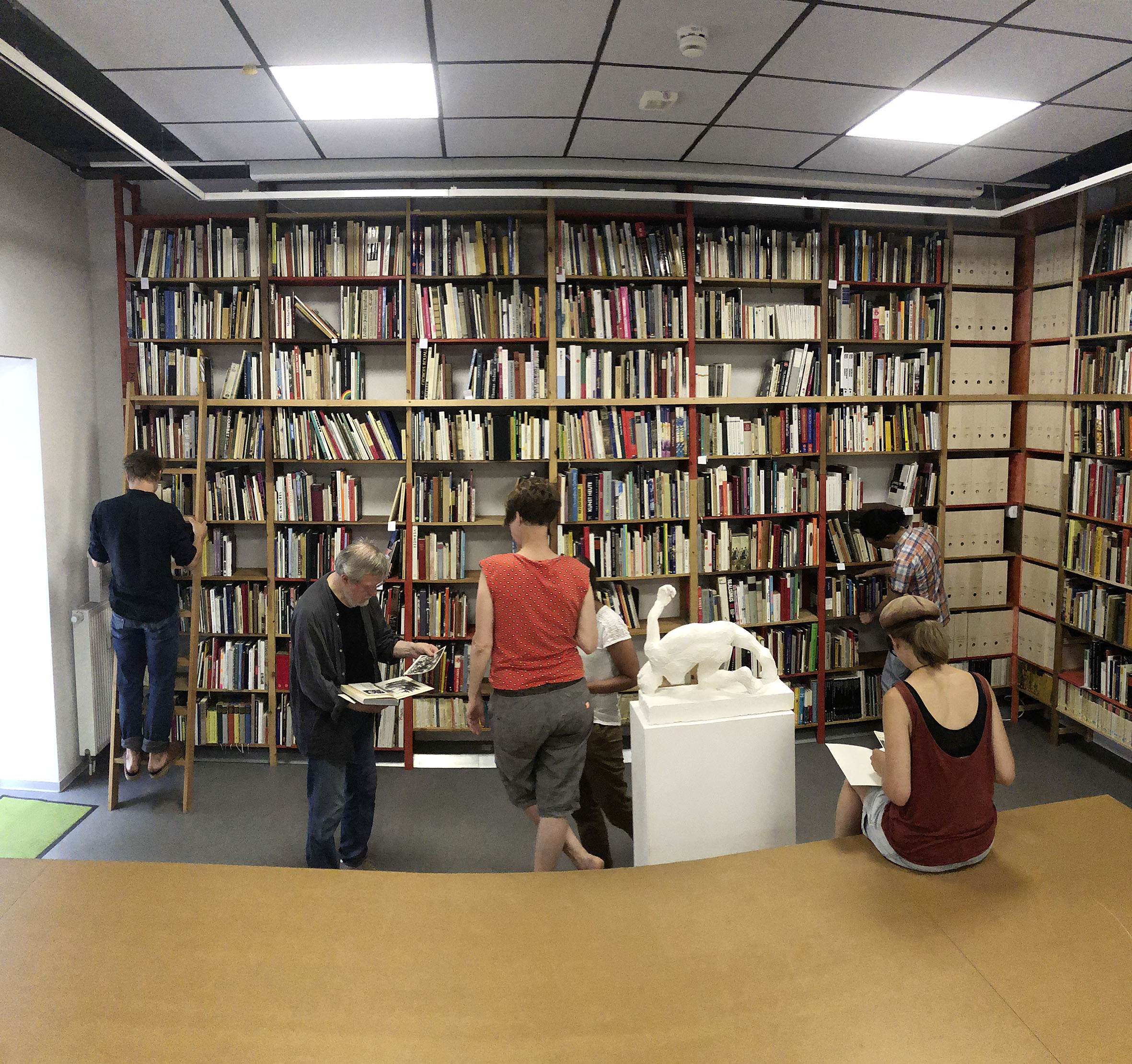 Erste Recherchen in der Peter Palme Bibliothek (Foto: Juliane Best)