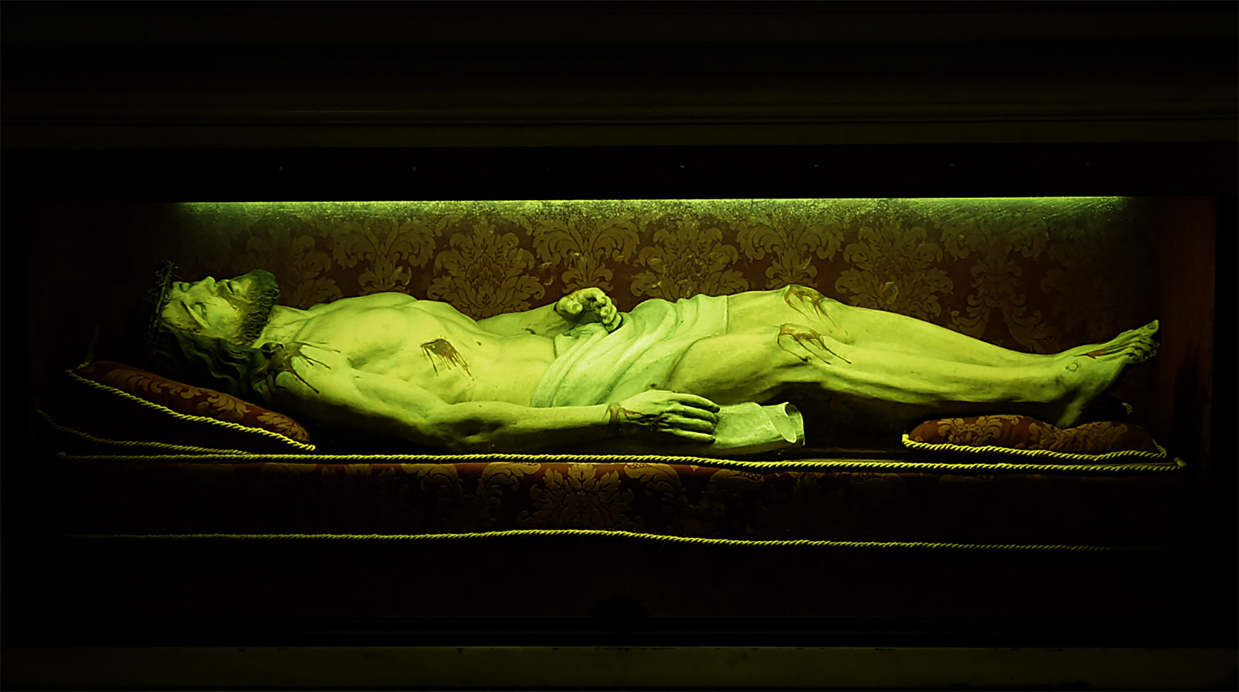 Sylvester Antony, Showcase : Dead Messias, Neapel 2022, Fotoprint auf Alu Dibond, 180 x 60